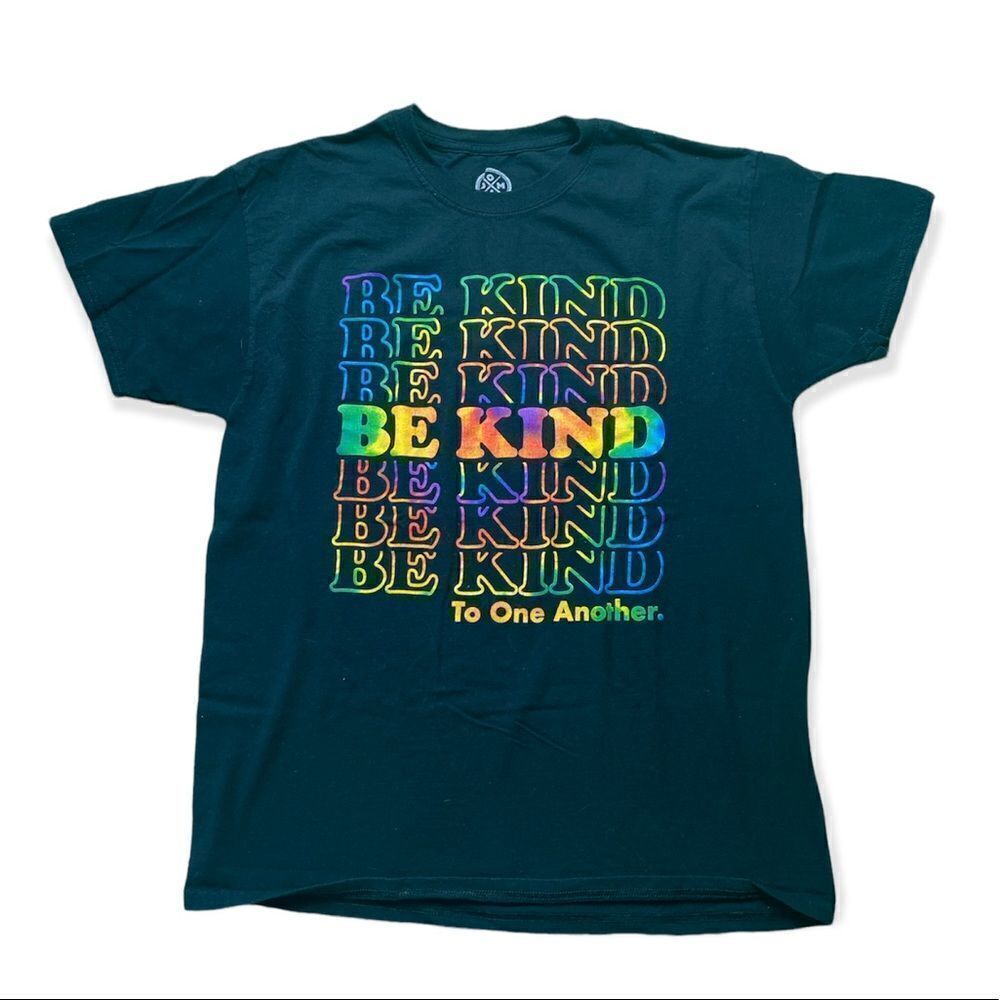 DOM Be Kind SZ L graphic t-shirt